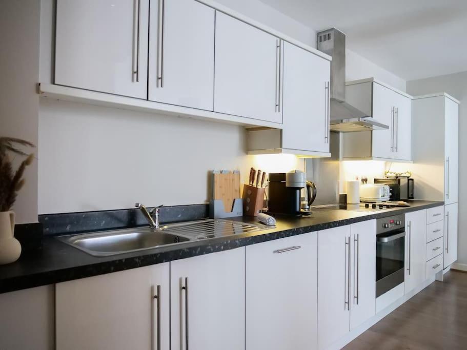 Stylish Urban Sanctuary With Parking Apartment London Bagian luar foto