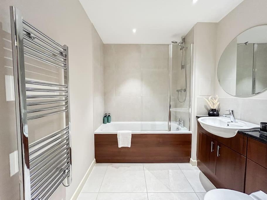 Stylish Urban Sanctuary With Parking Apartment London Bagian luar foto